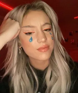 ❤ Porträt, Frau, Make-up, Tränen, traurig, blonde Haare, weiblich telegram sticker