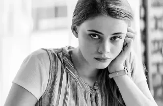 🎐 femme, portrait, noir et blanc, personne, visage, fille, jeune whatsapp sticker