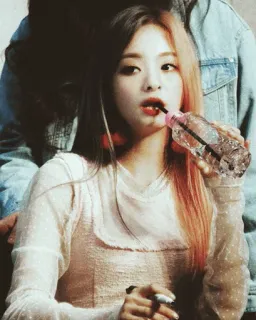 🌪 mulher, bebendo, retrato, kpop, idol, asiática, beleza whatsapp sticker