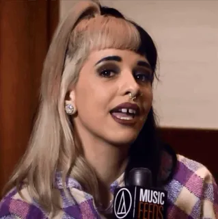 😐 Melanie Martinez MUSIC FEEDS Sänger, Promi, Porträt, Mikrofon, Music Feeds telegram sticker