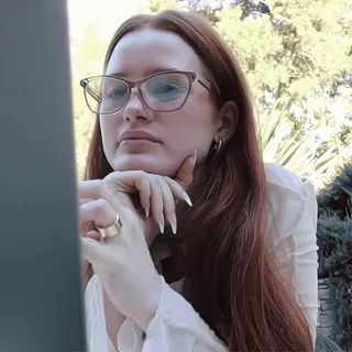 🦇 femme, lunettes, portrait, cheveux roux, intérieur, personne telegram sticker