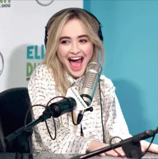 🥀 Sabrina Carpenter cantante, attrice, microfono, eccitato/a, programma radiofonico telegram sticker