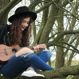 🎵 femme, arbre, ukulele, musique, chapeau, jean telegram sticker