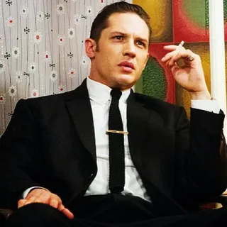 🚬 Tom Hardy acteur, costume, cigarette, homme, portrait telegram sticker