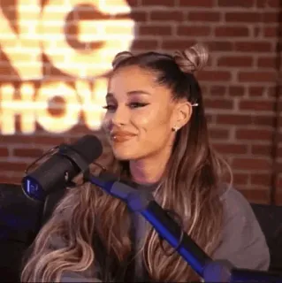 🌃 Ariana Grande นักร้องเพลงป็อป, นักร้อง, คนดัง, ไมโครโฟน, พอดแคสต์ telegram sticker