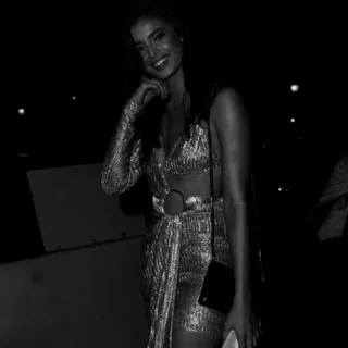 🎞 mujer, vestido brillante, noche, moda, blanco y negro telegram sticker