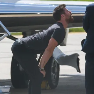 🐈 uomo, aereo, aeroporto, Chris Evans, celebrità, viaggio telegram sticker