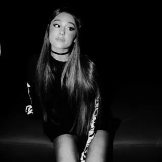 🗝 Ariana Grande cantante, estrella pop, blanco y negro, retrato, música telegram sticker