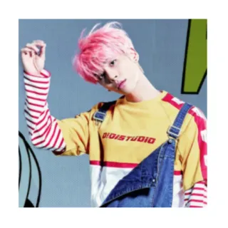 💚 0101STUDIO cabelo rosa, asiático, kpop, masculino, macacão, camisa amarela, retrato whatsapp sticker
