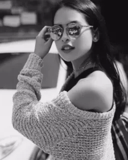 😖 femme, lunettes de soleil, pull, portrait, épaules dénudées, noir et blanc telegram sticker