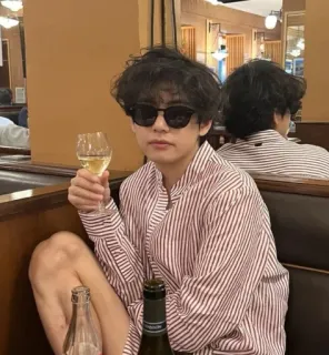 😎 사람, 선글라스, 와인, 실내, 앉아있는, 레스토랑 whatsapp sticker