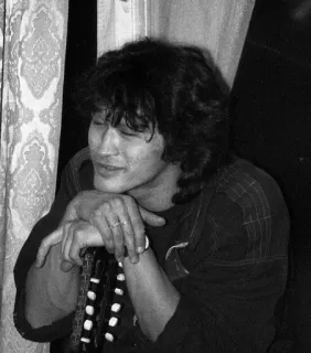 😀 Viktor Tsoi musicien, guitare, portrait, noir et blanc, rock russe telegram sticker
