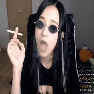 🚬 Rauchen, Zigarette, Frau, Sonnenbrille telegram sticker
