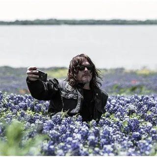 🌸 Daryl Dixon The Walking Dead norman reedus, daryl dixon, the walking dead, acteur, selfie, bluebonnets whatsapp sticker