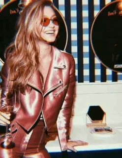 🐚 Don't Kill My High Gigi Hadid, mannequin, mode, célébrité, lunettes de soleil telegram sticker