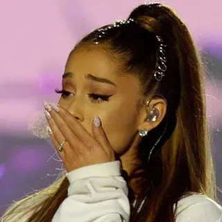 😢 Ariana Grande cantor, pop star, celebridade, emocional, chorando whatsapp sticker