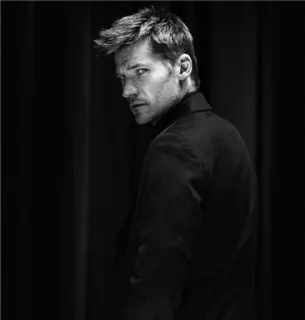 ◼ homem, retrato, preto e branco, olhando por cima do ombro, sério, rosto, masculino telegram sticker