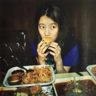 🌸 mulher, comida, comendo, retrato, interior, refeição telegram sticker