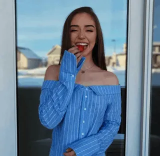 😁 vrouw, aardbei, blauw shirt, glimlachend, portret telegram sticker