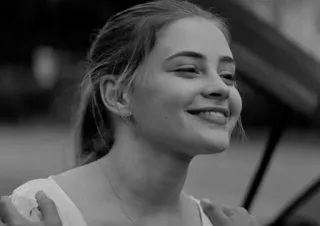🔗 mujer, retrato, sonrisa, blanco y negro telegram sticker