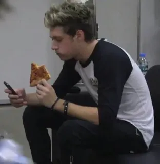 🍕 Niall Horan Niall Horan, Pizza, One Direction, Cantante telegram sticker