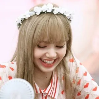 🐬 Lisa K-pop, Lisa, Blackpink, chanteuse, couronne de fleurs, sourire, mignon telegram sticker