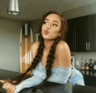 😘 vrouw, vlechten, selfie, keuken, pruillip, vrouwelijk telegram sticker