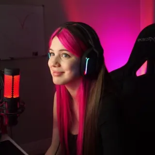 🤍 femme, cheveux roses, gamer, streamer, casque, microphone whatsapp sticker