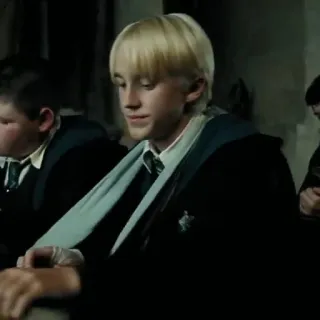 🐍 Draco Malfoy Harry Potter mago, uniforme escolar, Slytherin, magia, pelo rubio, personaje, Hogwarts whatsapp sticker