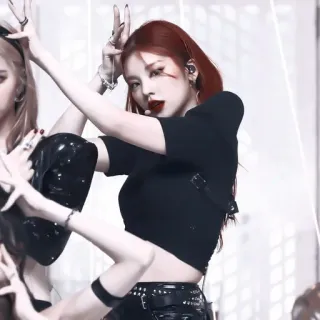 💋 kpop, yeji, nhóm nhạc nữ, tóc đỏ, Hàn Quốc, biểu diễn, thần tượng telegram sticker