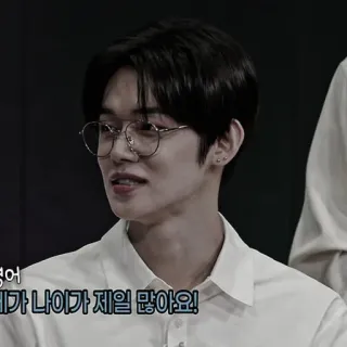 🍗 형어가 나이가 제일 많아요! telegram sticker