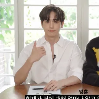 ☁️ 영훈 мужчина, большой палец вверх, корейский, портрет, сидящий telegram sticker