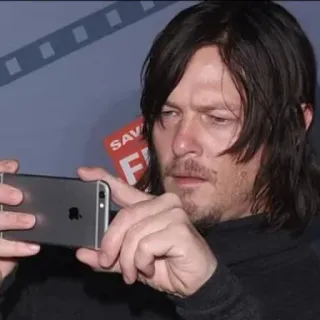 🤨 homem, norman reedus, telefone, selfie, ator telegram sticker