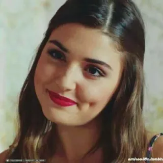 ☺️ amroo98.tumblr.com retrato, mulher, batom vermelho, sorriso, covinhas, cabelo castanho, bonita, jovem telegram sticker