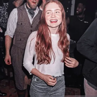 🌟 Sadie Sink Sadie Sink, atriz, celebridade, cabelo ruivo, casual, mulher whatsapp sticker