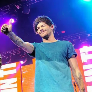 👍 Louis Tomlinson pouce levé, chanteur, célébrité, One Direction, personne, homme, musique telegram sticker