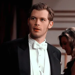 🥐 Klaus Mikaelson The Vampire Diaries Klaus Mikaelson, The Vampire Diaries, Joseph Morgan, acteur, smoking telegram sticker