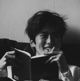 ✖️ persoon, lezen, boek, glimlach, binnen, zwart wit, portret telegram sticker