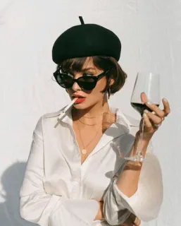 🕷 mujer, cigarrillo, vino, boina, gafas de sol, fumando telegram sticker
