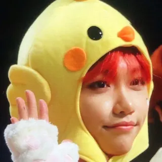 😀 kpop, idol, kapelusz kurczaka, żółty, azjatycki, machający, słodki telegram sticker