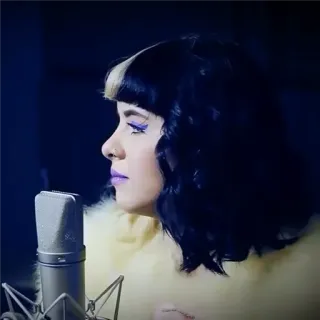 😐 Melanie Martinez Sänger, Porträt, Mikrofon, Promi, Musiker, Frau telegram sticker