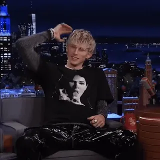 🥥 Machine Gun Kelly musicien, cheveux blonds, portrait, célébrité telegram sticker