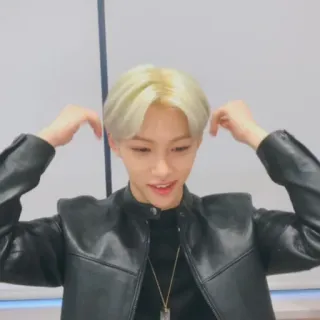 🌚 Felix kpop, cantante, felix, pelo rubio, chaqueta de cuero, hombre, ídolo telegram sticker