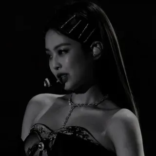 ♟️ kpop, idole, femme, chanteuse, noir et blanc, collier, écouteur telegram sticker