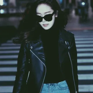 🖲 kobieta, moda, okulary przeciwsłoneczne, skórzana kurtka, portret, styl uliczny, miasto, na zewnątrz whatsapp sticker