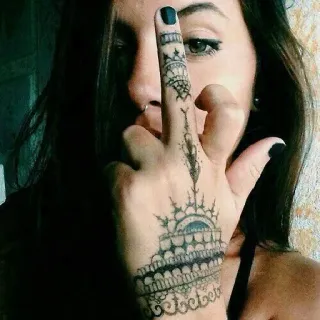 🖕 dedo do meio, gesto ofensivo, tatuagem, mão, garota telegram sticker