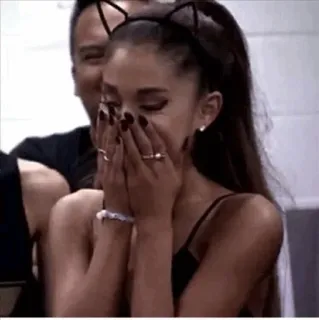 🌿 Ariana Grande ariana grande, chanteuse, célébrité, pop star, femme, oreilles de chat whatsapp sticker