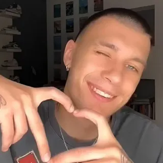 🥰 retrato, homem, coração, piscadela, sorrindo telegram sticker
