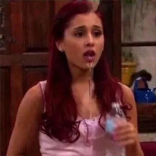😨 Cat Valentine Victorious nickelodeon, cabelo ruivo, bebendo, garrafa, água whatsapp sticker