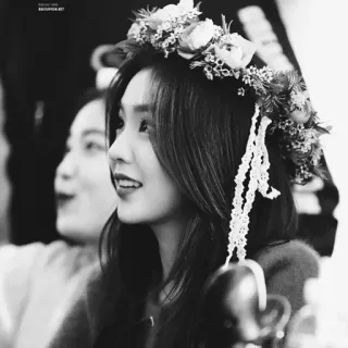 ⛲️ mujer, corona de flores, retrato, blanco y negro, belleza, chica telegram sticker